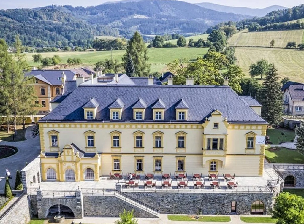 Castillo de Sobotín, República Checa, con tejado de pizarra natural sobre el paisaje de montaña