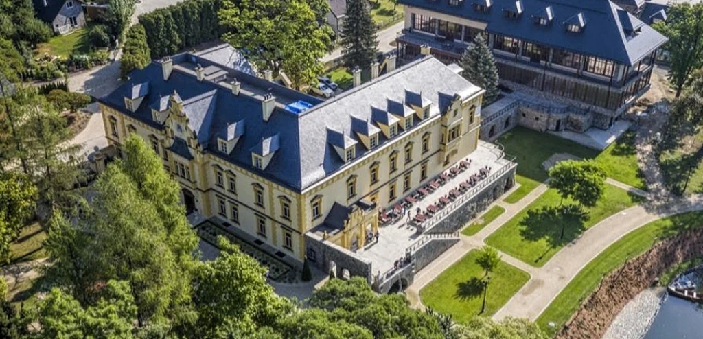 Vista aérea del castillo de Sobotín con su cubierta de pizarra natural de Pizarras del Carmen