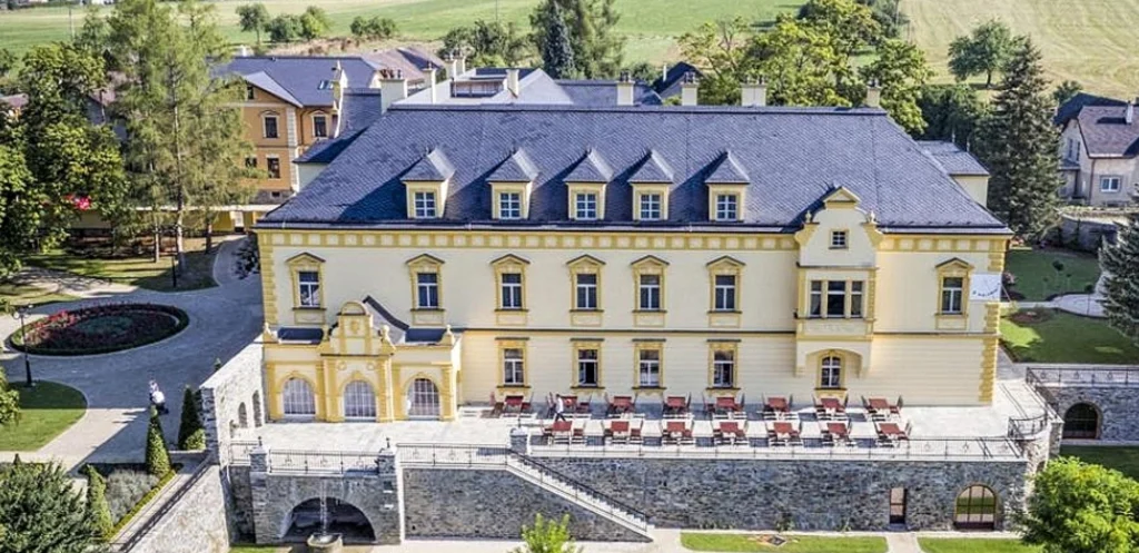 Fachada del castillo de Sobotín, República Checa, coronada por una mansarda de pizarra natural