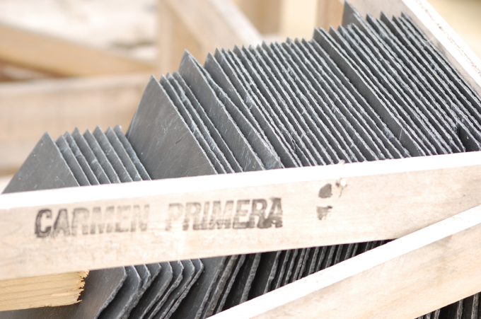Pizarras del Carmen: caja de pizarras apiladas para cubiertas y tejados
