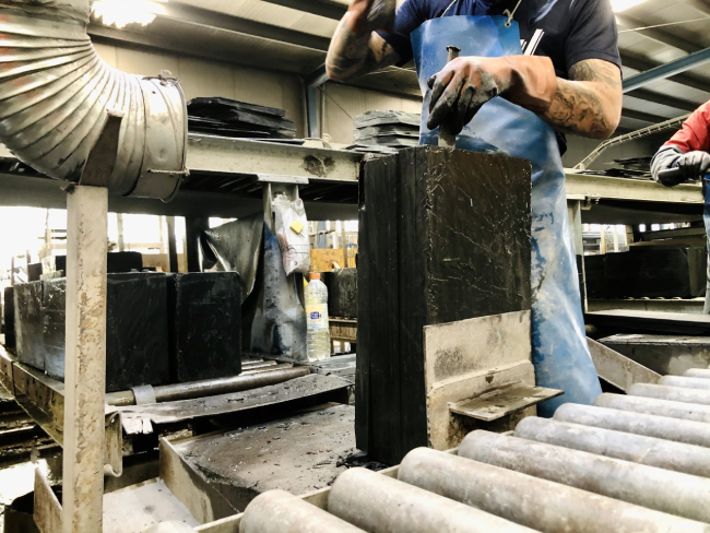 Proceso artesanal de elaboración manual de placas de pizarra en Pizarras del Carmen
