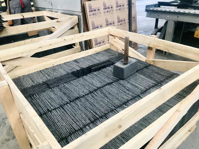 Zona de logística con palets de pizarras de Pizarras del Carmen listas para su distribución