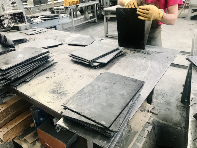 Elaboración de las placas de pizarra en Pizarras del Carmen