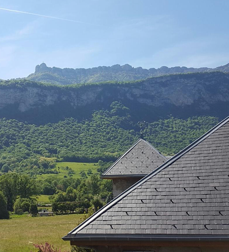 Edificación con tejado de pizarra natural en un valle de los Alpes franceses