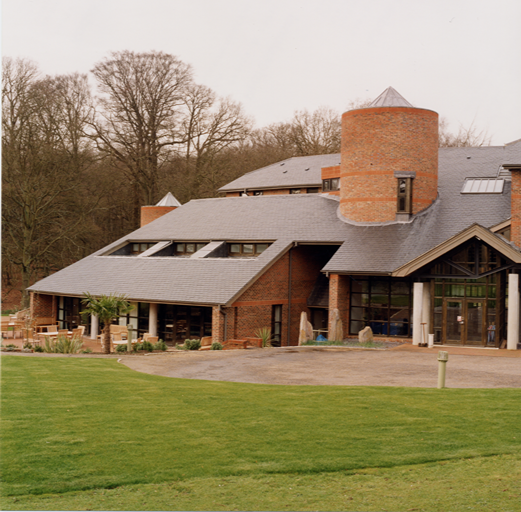 Edificio de ladrillo de Ashridge Management College con tejado de pizarra natural sobre el césped
