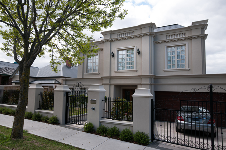 Vivienda de dos plantas en Australia con cubierta de pizarra natural y fachada clásica
