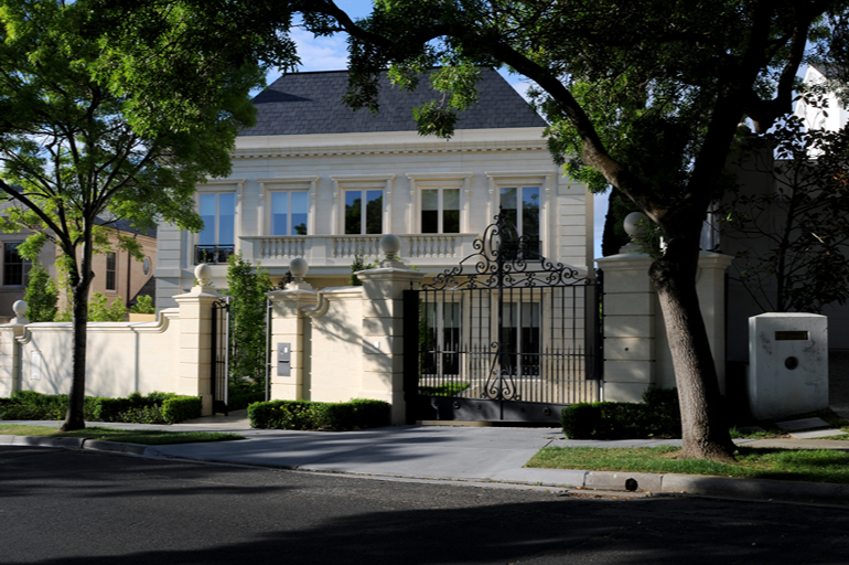 Residencia australiana entre arbolado con mansarda de pizarra natural de tono azul negro