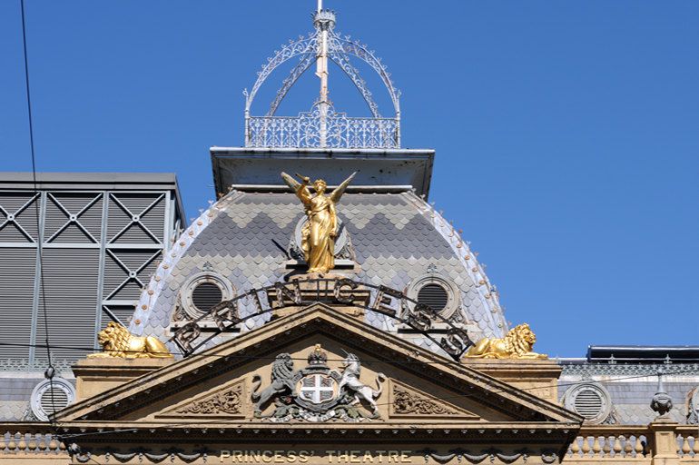 Cúpula y frontón ornamentado de un edificio histórico australiano cubierto con pizarra natural