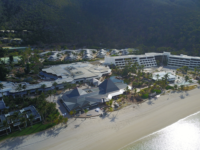Vista aérea de un resort australiano frente a la playa con cubiertas de pizarra natural