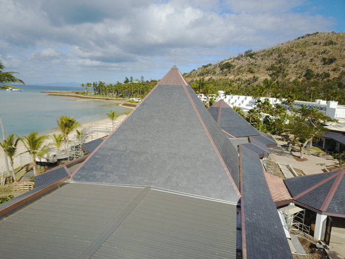 Cubierta piramidal de pizarra natural en un resort junto al mar en Australia