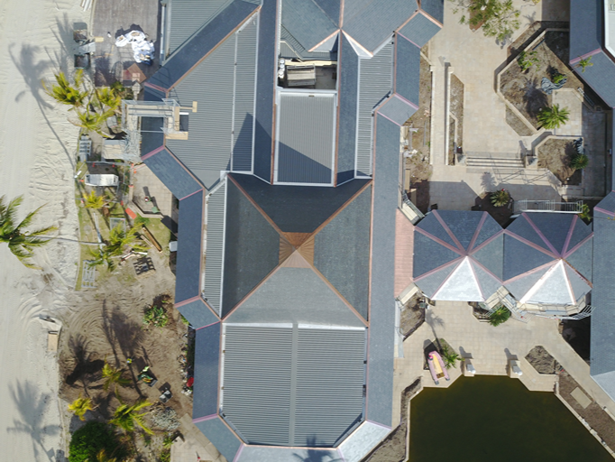 Vista cenital de las cubiertas de pizarra natural de un resort en Australia rodeado de agua