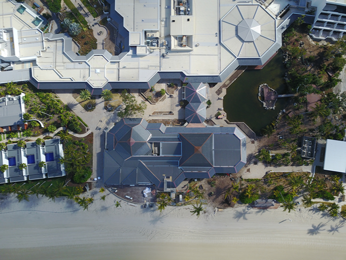 Cubiertas de pizarra natural y zonas ajardinadas de un resort en Australia vistas desde el aire