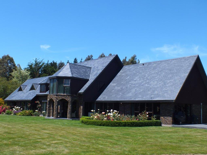 Vivienda en Christchurch, Nueva Zelanda, con cubierta de pizarra natural a varias aguas