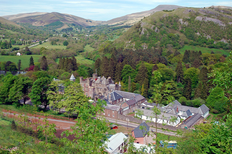 Craig y Nos Castle en el valle de Swansea, Gales, con sus cubiertas de pizarra natural