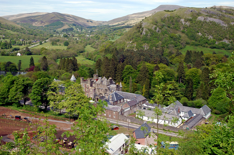 Panorámica del valle de Swansea con Craig y Nos Castle y sus tejados de pizarra natural