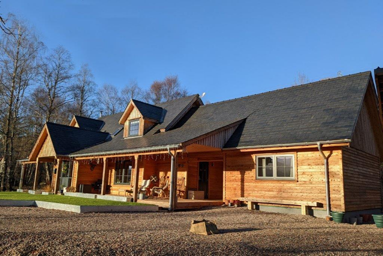 Vivienda de madera en Escocia con cubierta de pizarra natural de tono oscuro
