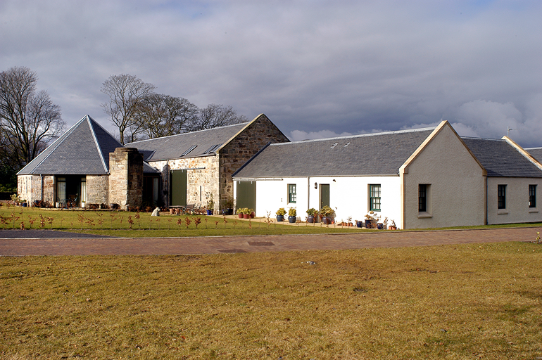 Conjunto rehabilitado de Dalmeny Steading, Escocia, con cubiertas de pizarra natural