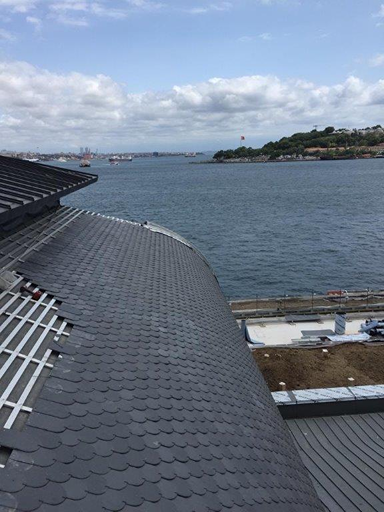 Cubierta de pizarra natural en Galataport, Estambul, con el Bósforo al fondo