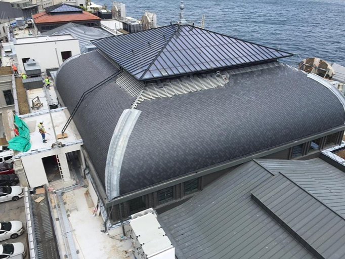 Colocación de pizarra natural en escama sobre la cubierta abovedada de Galataport, Estambul