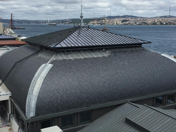 Cubierta de pizarra natural de Galataport con el puente del Bósforo de Estambul al fondo