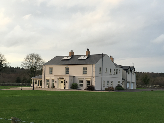Residencia de estilo georgiano en Irlanda con cubierta de pizarra natural sobre la pradera