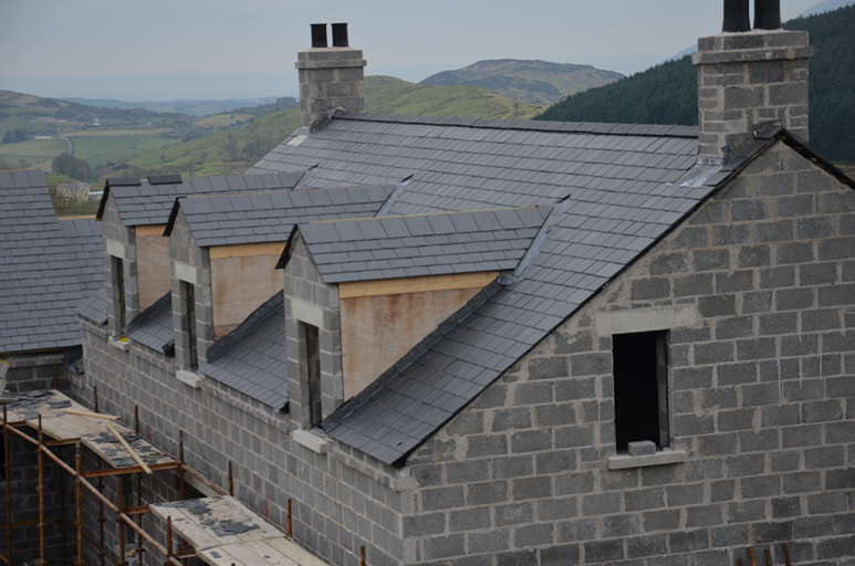 Vivienda en construcción en Irlanda con la cubierta de pizarra natural ya ejecutada