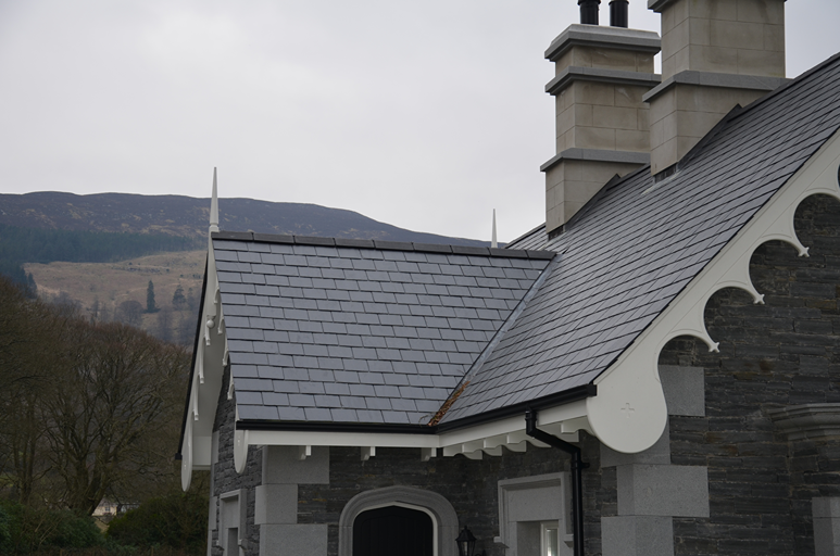 Detalle del hastial y la cubierta de pizarra natural de una vivienda en el campo irlandés