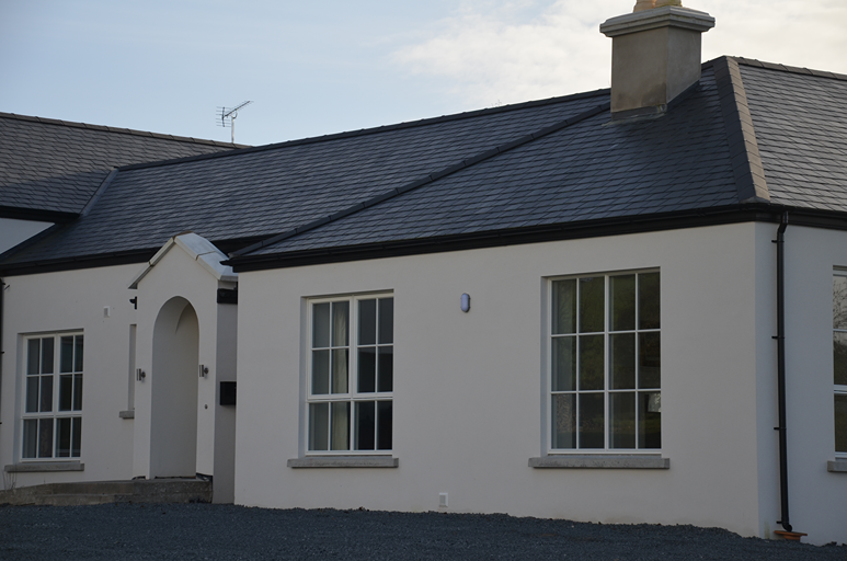 Vivienda blanca en Irlanda con cubierta de pizarra natural de tono gris azulado