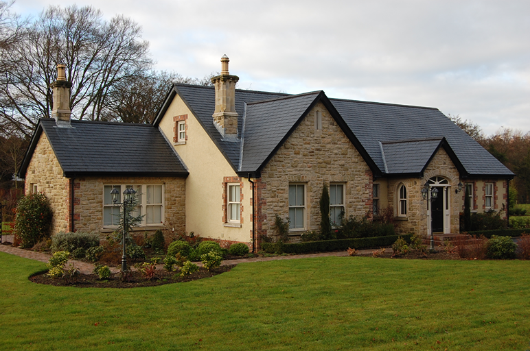 Casa de piedra en Irlanda con tejado de pizarra natural y jardín delantero