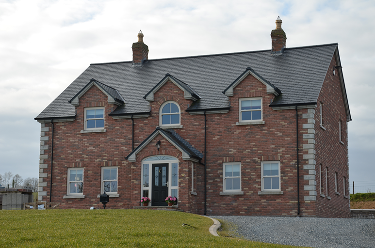 Vivienda de ladrillo en Irlanda con buhardillas y cubierta de pizarra natural