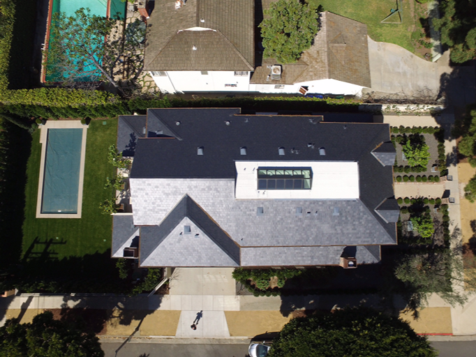 Vista aérea de una residencia en Los Ángeles con cubierta de pizarra natural y piscina