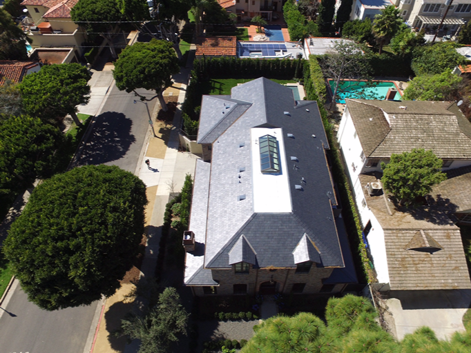 Residencia de Los Ángeles con tejado de pizarra natural rodeada de arbolado