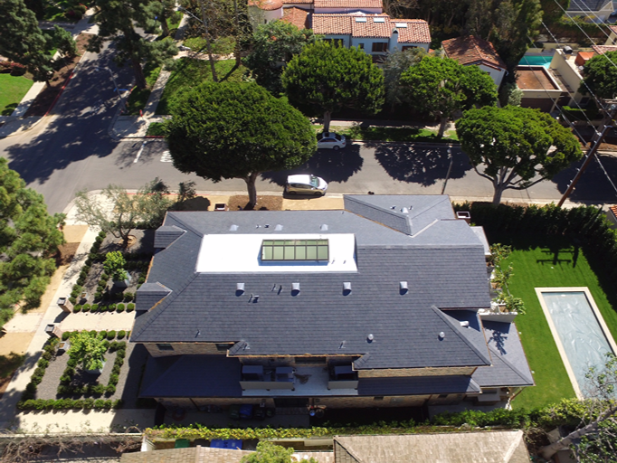 Cubierta de pizarra natural de una vivienda en Los Ángeles junto a la piscina y el jardín