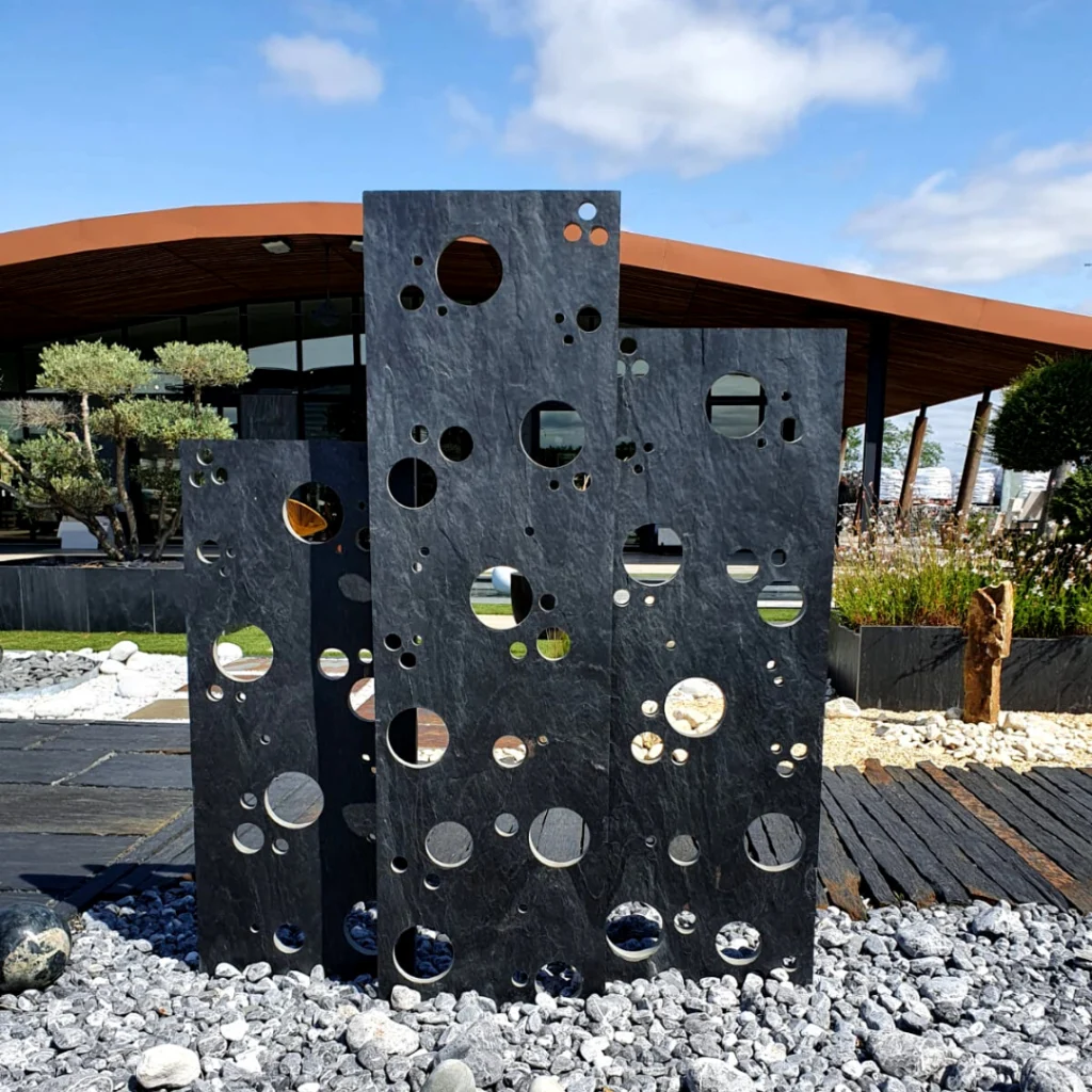 Monumento en Pedraval, España, construido con pizarra de Pizarras del Carmen