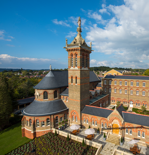 Vista aérea de St. Joseph's College en Mill Hill, Londres, con todas sus cubiertas en pizarra natural