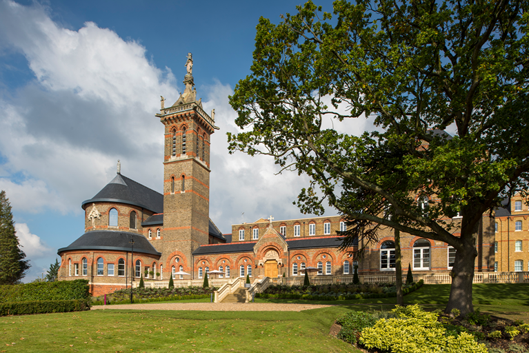Torre y cubiertas de pizarra natural de St. Joseph's College, Mill Hill, Londres, desde los jardines