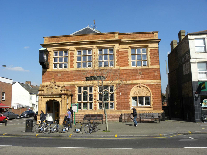 Fachada de ladrillo de Tooting Library en Londres con cubierta de pizarra natural de Pizarras del Carmen